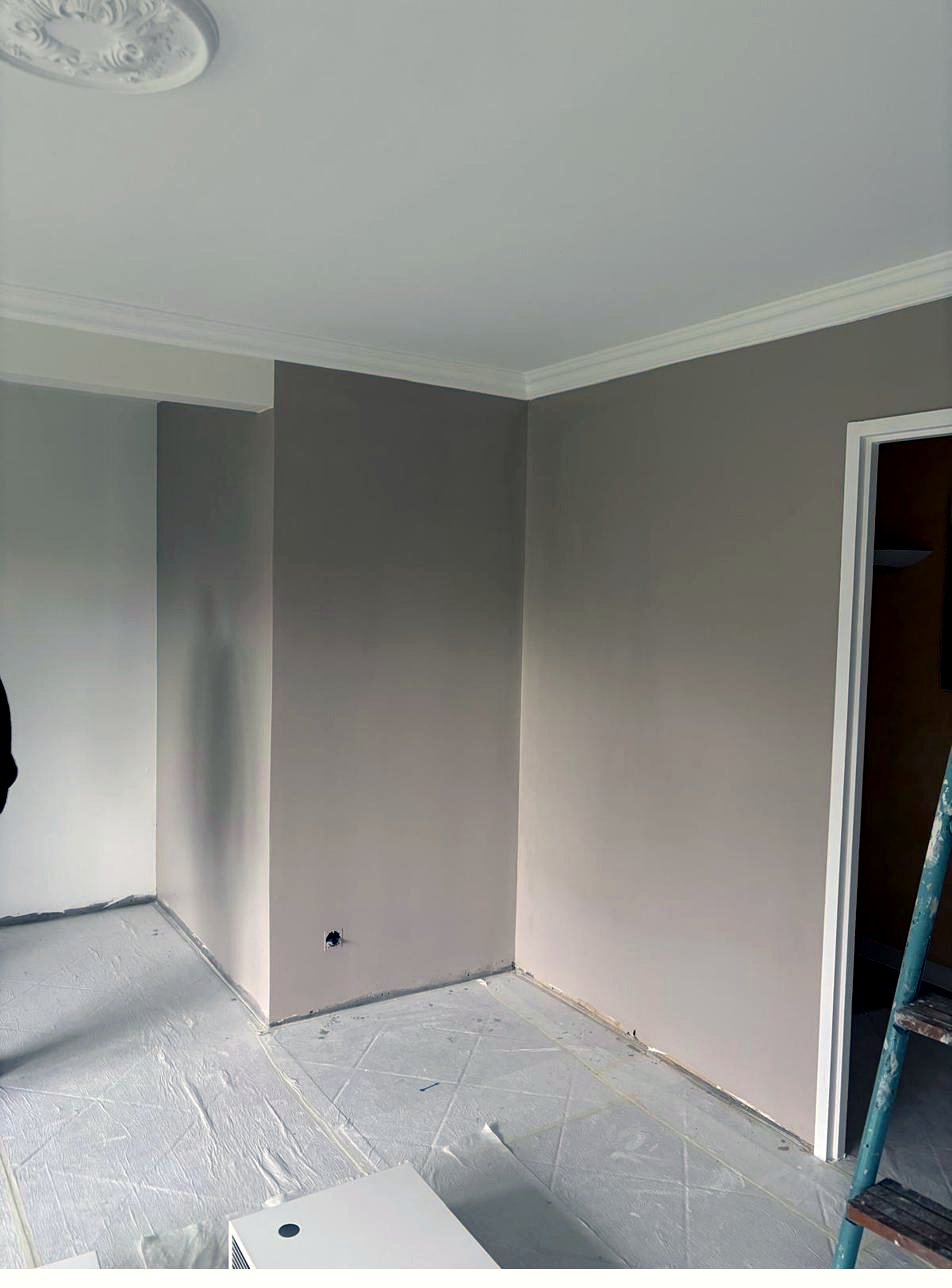 Pièce en cours de rénovation avec sols et mobilier entièrement protégés, Genève
