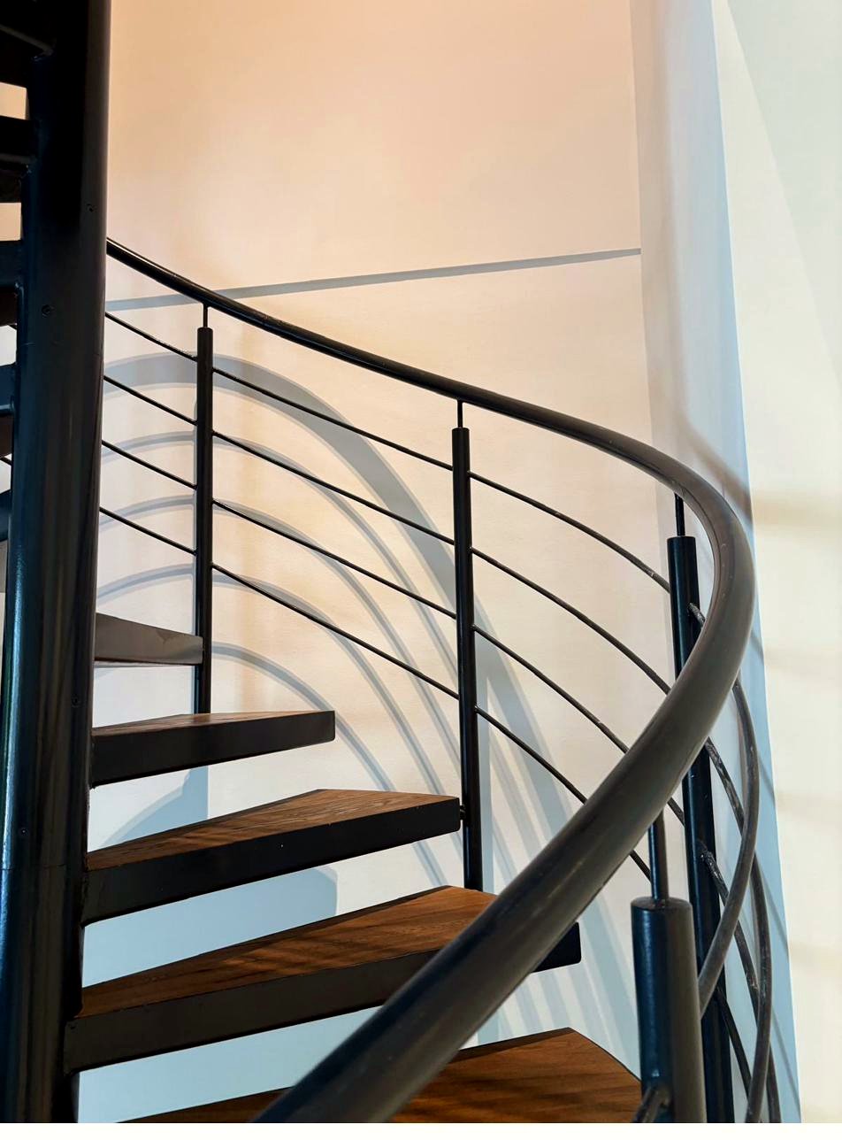 Escalier hélicoïdal en métal noir et bois, mise en peinture, Genève