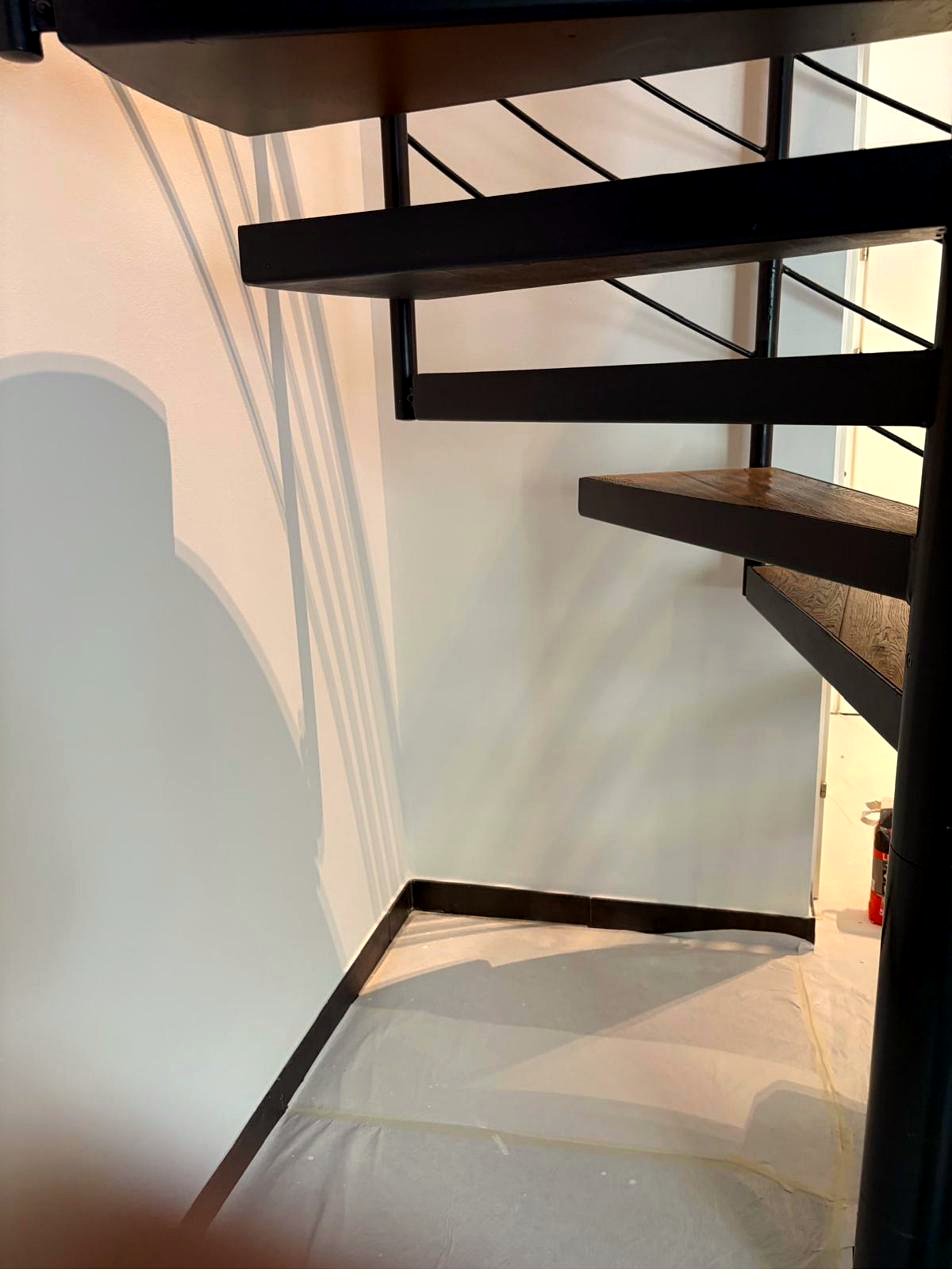 Escalier en cours de mise en peinture avec protection complète du sol, Genève